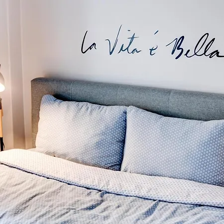 Apartment Aura, Center, *