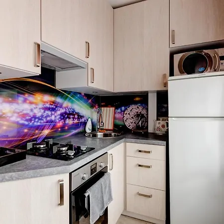 Apartment Aura, Center, *